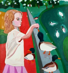 Jeune fille nourrissant des canards dans le parc