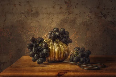 Nature morte élégante aux raisins dorés