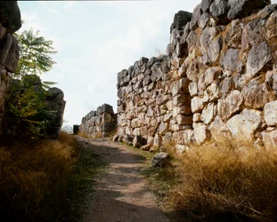Art mycénien: accès à la forteresse supérieure de la citadelle mycénienne, ville de Tirynthe, vers 1200 av. J.-C.