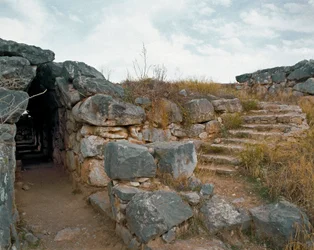 Art mycénien : passage couvert de la citadelle mycénienne, ville de Tirynthe, vers 1200 av. J.-C. Grèce