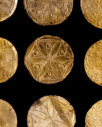 Art mycénien : disques cérémoniels en or utilisés pour décorer les vêtements de la tombe III, Mycènes. XVIe siècle av. J.-C. Athènes, Musée archéologique national