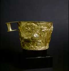 Art mycénien : coupe en or décorée d