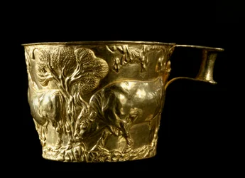 Art mycénien : coupe en or repoussé représentant un taureau chargeant, provenant du site de Vapheio (aussi Vaphio ou Vafio). 1500 av. J.-C. H. 8 cm. Musée archéologique national d