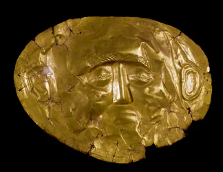 Art mycénien : masque en or. Du site de Mycènes. XVIe siècle av. J.-C. Athènes, musée archéologique national