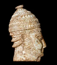 Art mycénien : petite tête de guerrier sculptée en ivoire provenant de la tombe III, Mycènes, XIVe-XIIIe siècle av. J.-C., dimensions 5 cm, Athènes, Musée national archéologique