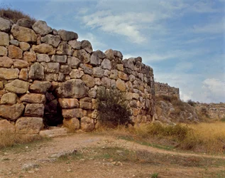 Art mycénien : escalier occidental donnant accès à la citadelle mycénienne, ville de Tirynthe, vers 1200 av. J.-C. Grèce