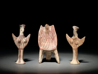 Figure Psi, trône avec figure assise, et figure Psi, vers 1300-1200 av. J.-C.