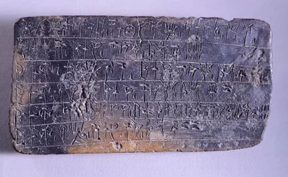 Tablette inscrite en linéaire B, terre cuite provenant des archives du palais de Nestor à Pylos (Grèce), civilisation mycénienne, vers le XIIIe siècle av. J.-C.