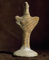 Art mycénien : idole en terre cuite de Scoglio del Tonno (Punta Tonno, Tarente) en Italie. Âge du bronze, 2000 av. J.-C.