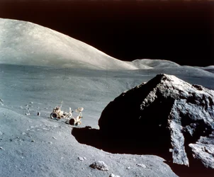 Le Rover est éclipsé par un rocher géant sur la surface lunaire, mission Apollo 17, décembre 1972