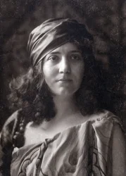 Lea Pirou avec un turban tenant ses cheveux