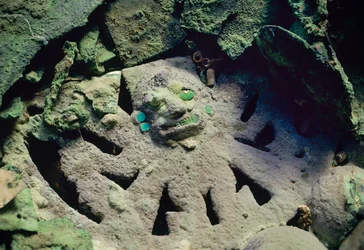 Hochet en cuivre doré du dieu décapiteur dans la tombe royale Moche du Vieux Seigneur de Sipan