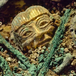 Perle en or enterrée dans la tombe royale Moche du Vieux Seigneur de Sipán
