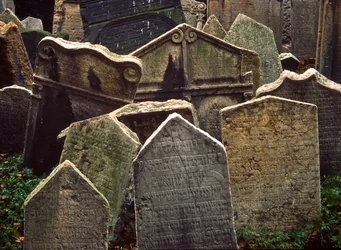 Pierres tombales dans le vieux cimetière juif de Josefov, le quartier juif de la vieille ville, Prague
