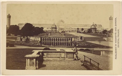 [Vue extérieure longue du Crystal Palace et de ses environs].