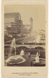 [Vue extérieure du Crystal Palace et des terrains].
