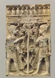 Plaque de meuble sculptée en haut relief avec deux figures égyptisantes flanquant un arbre à volutes, c.9e-8e siècle av. J.-C.