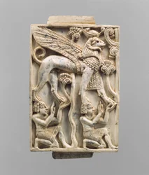 Plaque de meuble sculptée en relief avec un sphinx à tête de bélier, c.9e-8e siècle av. J.-C.