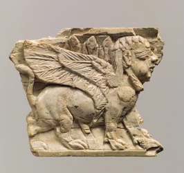 Plaque de meuble sculptée en relief avec sphinx, c.9e-8e siècle av. J.-C.