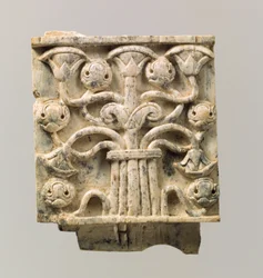 Plaque de meuble sculptée en relief avec arbre stylisé, 8e-7e siècle av. J.-C.
