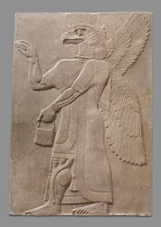 Panneau en relief représentant une figure surnaturelle ailée à tête d