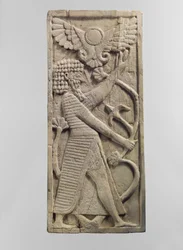 Plaque de meuble sculptée en relief avec une figure masculine saisissant un arbre, c.8e siècle av. J.-C.