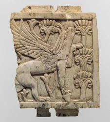 Plaque de meuble sculptée en relief avec un griffon dans un paysage floral, c.9e-8e siècle av. J.-C.