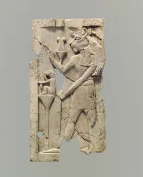Plaque de meuble sculptée en relief avec figure à tête de lion, c.8e-7e siècle av. J.-C.