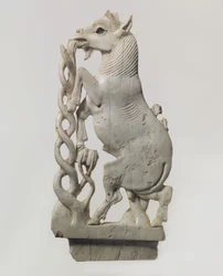 Plaque de meuble ajourée avec une chèvre cabrée, c. 9e-8e siècle av. J.-C.