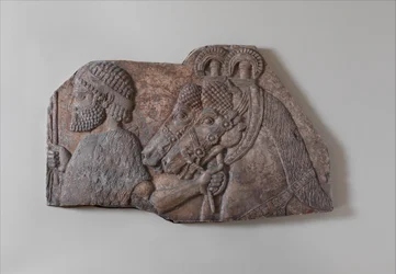 palefrenier étranger dans une procession tributaire, vers 721-05 av. J.-C. (albâtre de gypse)