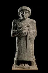 Art sumérien : Détail de la statue de Gudea, prince de Lagash connu sous le nom de « avec le vase jaillissant » et dédié à la déesse Geshtinanna