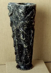 Civilisation sumérienne : vase à libation en stéatite du prince Gudea (2141-2122 av. J.-C.). Il est décoré de dragons et de serpents. Dim. 23 cm Paris, Musée du Louvre