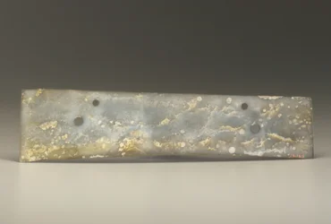 Ciseau fourchu (zhang), culture Qijia, vers 2500-2000 av. J.-C. (jade)