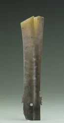Ciseau fourchu (zhang), culture Qijia, vers 2500-2000 av. J.-C. (jade)