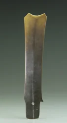 Ciseau fourchu (zhang), culture Qijia, vers 2500-2000 av. J.-C. (jade)
