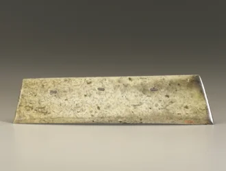 Ciseau fourchu (zhang), culture Qijia, vers 2500-2000 av. J.-C. (jade)