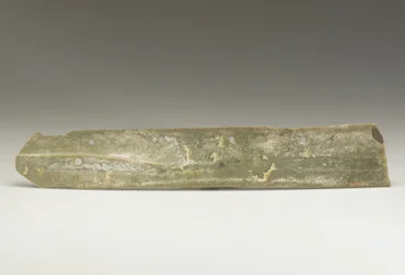 Couteau de récolte (hu), culture Qijia, vers 2500-2000 av. J.-C. (jade)