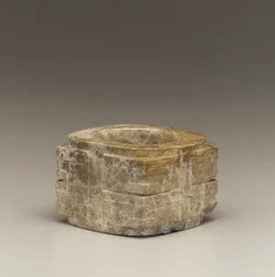 Tube court (cong) région du lac Tai, culture Liangzhu, 3300-2250 av. J.-C. (jade)