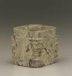 Tube court (cong) région du lac Tai, culture Liangzhu, 3300-2250 av. J.-C. (jade)