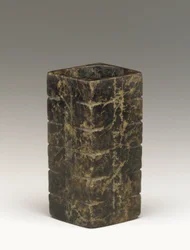 Tube haut (cong) région du lac Tai, culture Liangzhu, 3300-2250 av. J.-C. (jade)