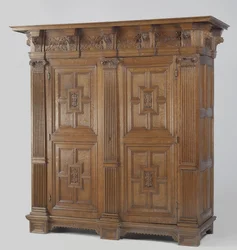 Placard avec colonnes ioniques