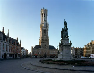 Vue du Beffroi, de la Halle et de la Place principale