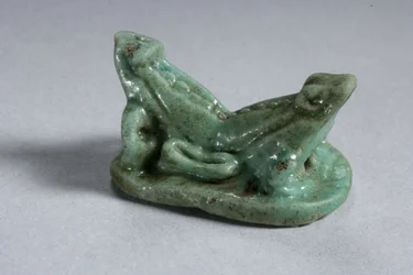 Scarabée de deux grenouilles jointes, 18e-19e Dynastie, 1540-1186 av. J.-C. (faïence)