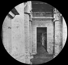 Intérieur du temple de Dendera, Égypte, vers 1890