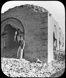 Les ruines du tombeau du Mahdi à Omdurman, Soudan, vers 1898