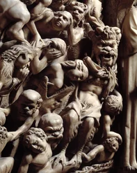 Art gothique : détail des reliefs représentant les damnés en enfer dans le Jugement dernier, chaire en marbre de Nicola Pisano