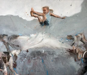 Fille sautant avec des chiens