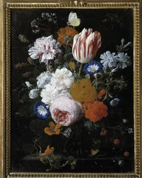 Fleurs dans un vase en verre