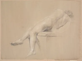 Modèle semi-allongé sur un piédestal haut avec un coussin. Vu de dos. Les jambes pendantes sur le piédestal
