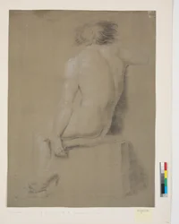 Modèle assis sur un piédestal haut avec coussin. Vu de dos. Bras droit coupé. Bras gauche pendant. Jambes croisées